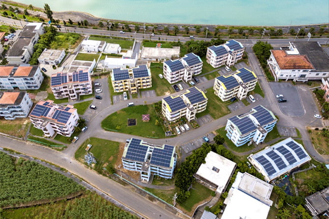 MMECが市営住宅へ太陽光発電設備を設置